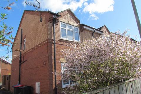 2 bed property, in Herongate, £216,000