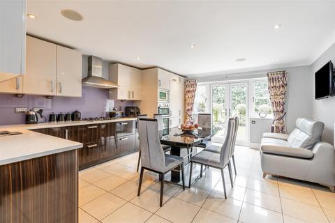 4 bed property, in Mill Hollow, £635,000