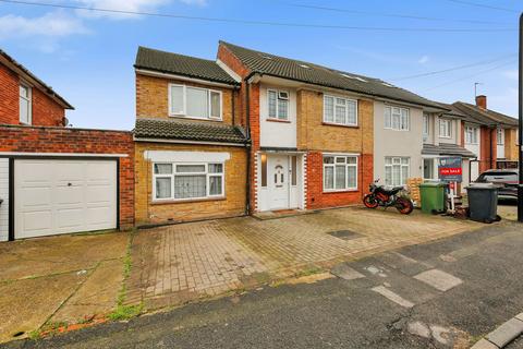 7 bed property, in The Bramblings, £800,000