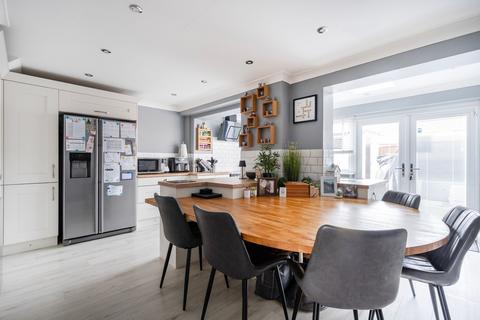 3 bed property, in Kingfisher Close, £200,000
