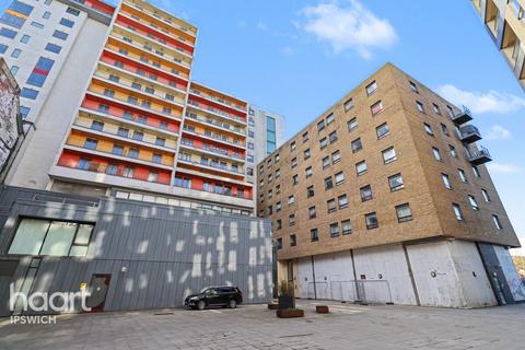 1 bed property, in College Street, £80,000