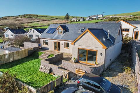 4 bed property, in Bryn Eithin, £325,000