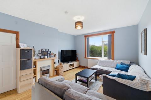 3 bed property, in 6 Hill Garden, £120,000