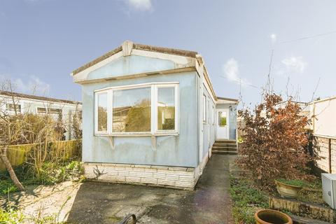 2 bed property, in Cannons Drive, £99,000