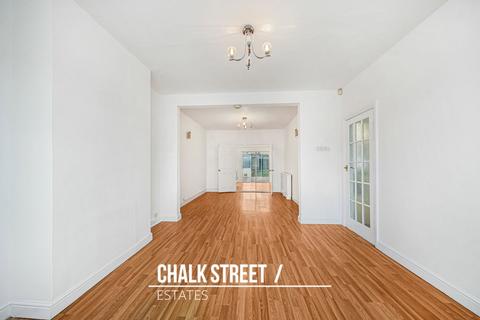 4 bed property, in Standen Avenue, £600,000