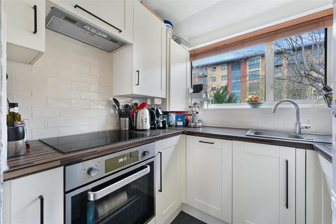 2 bed property, in Runnymede, £355,000