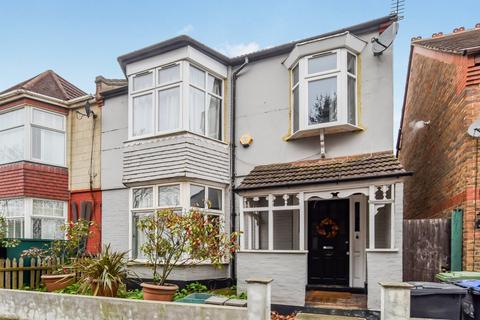 2 bed property, in Strathearn Road, £450,000