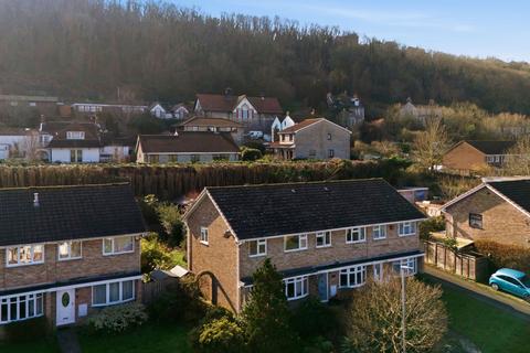 3 bed property, in Manor Gardens, £255,000