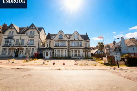14 bed property, in Grosvenor Road, £2,100,000