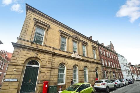 2 bed property, in Bank Street, £117,000