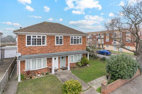 2 bed property, in Northwood Road, £275,000