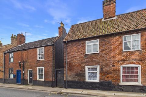 2 bed property, in Lower Olland Street, £180,000