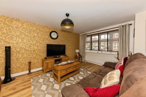3 bed property, in Jubilee Place, £215,000