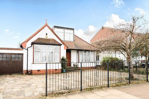 6 bed property, in Oakleigh Road North, £900,000