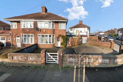 3 bed property, in Carr Road, £580,000