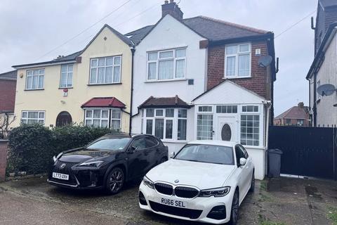 3 bed property, in Hogarth Gardens, £680,000