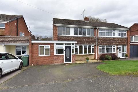 3 bed property, in Kingswinford, £250,000