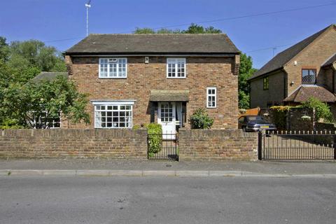 3 bed property, in Money Lane, £650,000