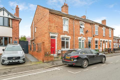 2 bed property, in St. Georges Lane North, £200,000