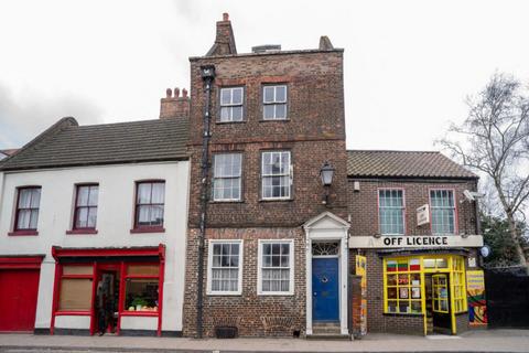 3 bed property, in High Street, £65,000