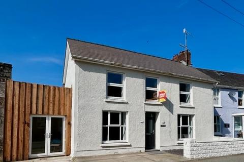 4 bed property, in Drefach Felindre, £375,000