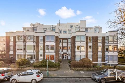 1 bed property, in Somerhill Road, £215,000
