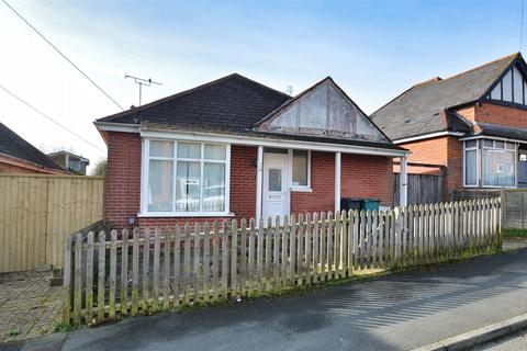 2 bed property, in BINSTEAD VILLAGE, £285,000