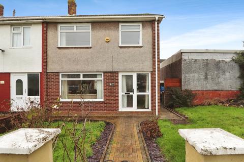 3 bed property, in Glandovey Grove, £150,000