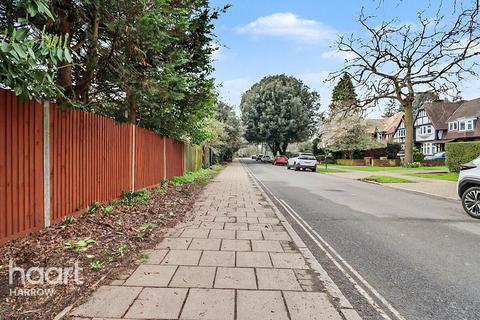 3 bed property, in Lodge Close, £495,000