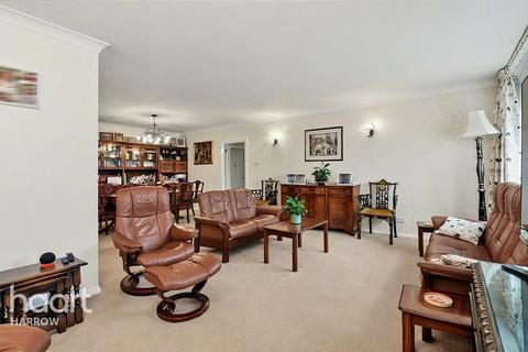 3 bed property, in Lodge Close, £485,000
