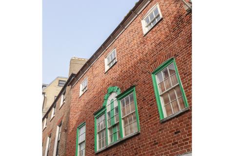 1 bed property, in Duke Street, £160,000