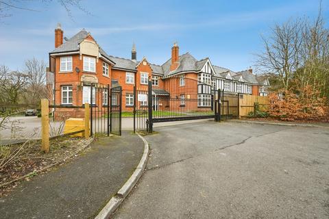 2 bed property, in Cedar Court, £120,000