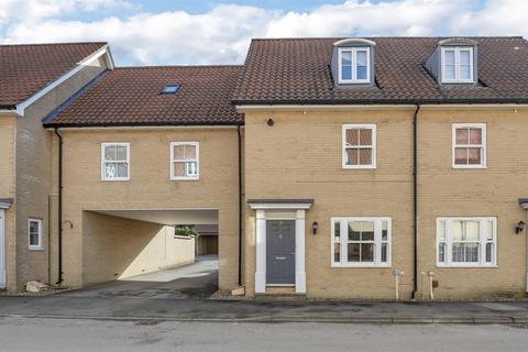 4 bed property, in Abbots Gate, £425,000