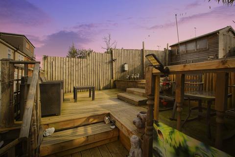 3 bed property, in Langley Place, £200,000