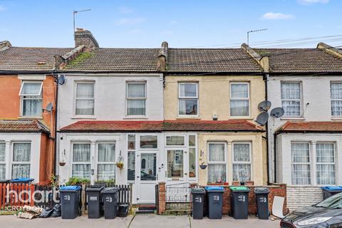 2 bed property, in Priory Road, £375,000
