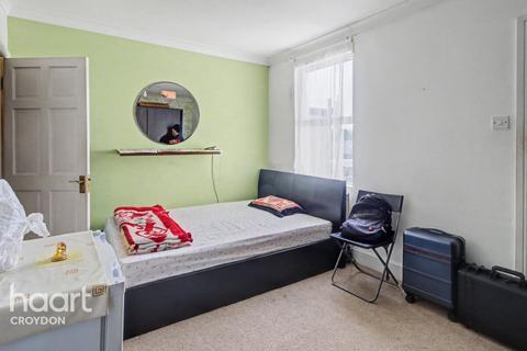 2 bed property, in Priory Road, £375,000