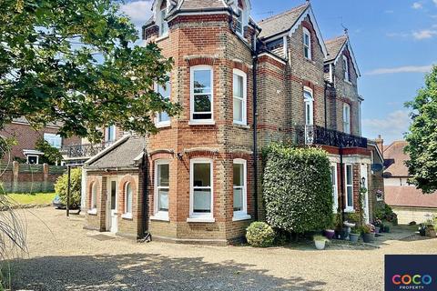 2 bed property, in Regina House, £150,000
