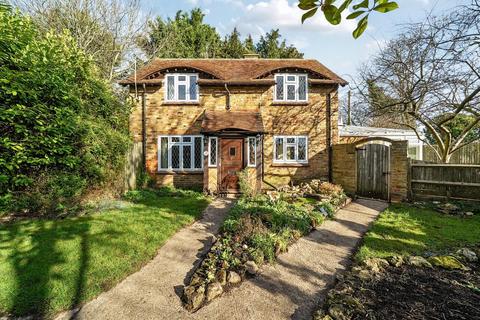 2 bed property, in Chearsley, £425,000