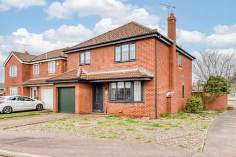 3 bed property, in Long Barrow Drive, £325,000