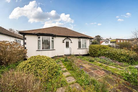 2 bed property, in Cedar Close, £425,000