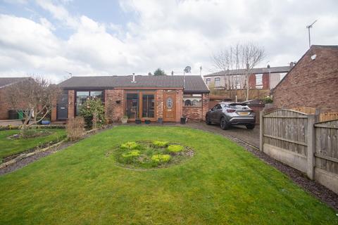 2 bed property, in Pilsworth Road, £173,000