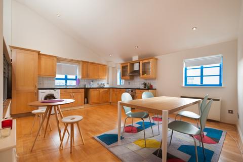 1 bed property, in The Plaza, £325,000