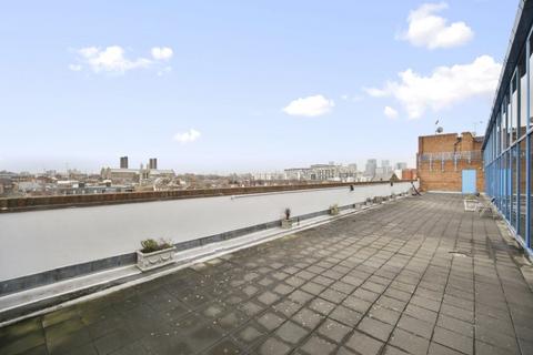 1 bed property, in The Plaza, £325,000