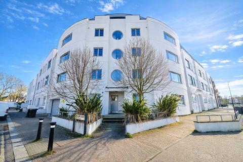 2 bed property, in Catford Hill, £325,000