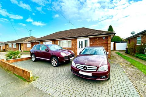 2 bed property, in Pynders Lane, £340,000