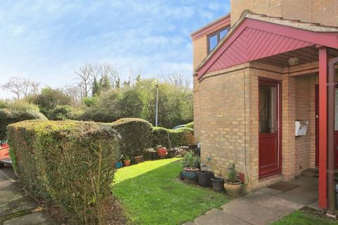 1 bed property, in Danish Court, £80,000