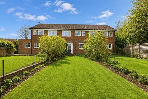 3 bed property, in Raymer Close, £600,000