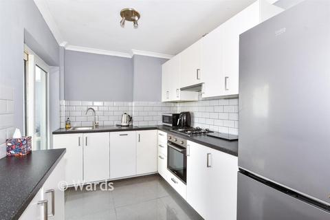 2 bed property, in Malling Road, £250,000