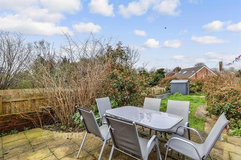 2 bed property, in Malling Road, £250,000