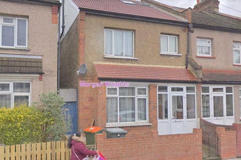 6 bed property, in Wall End Road, £525,000